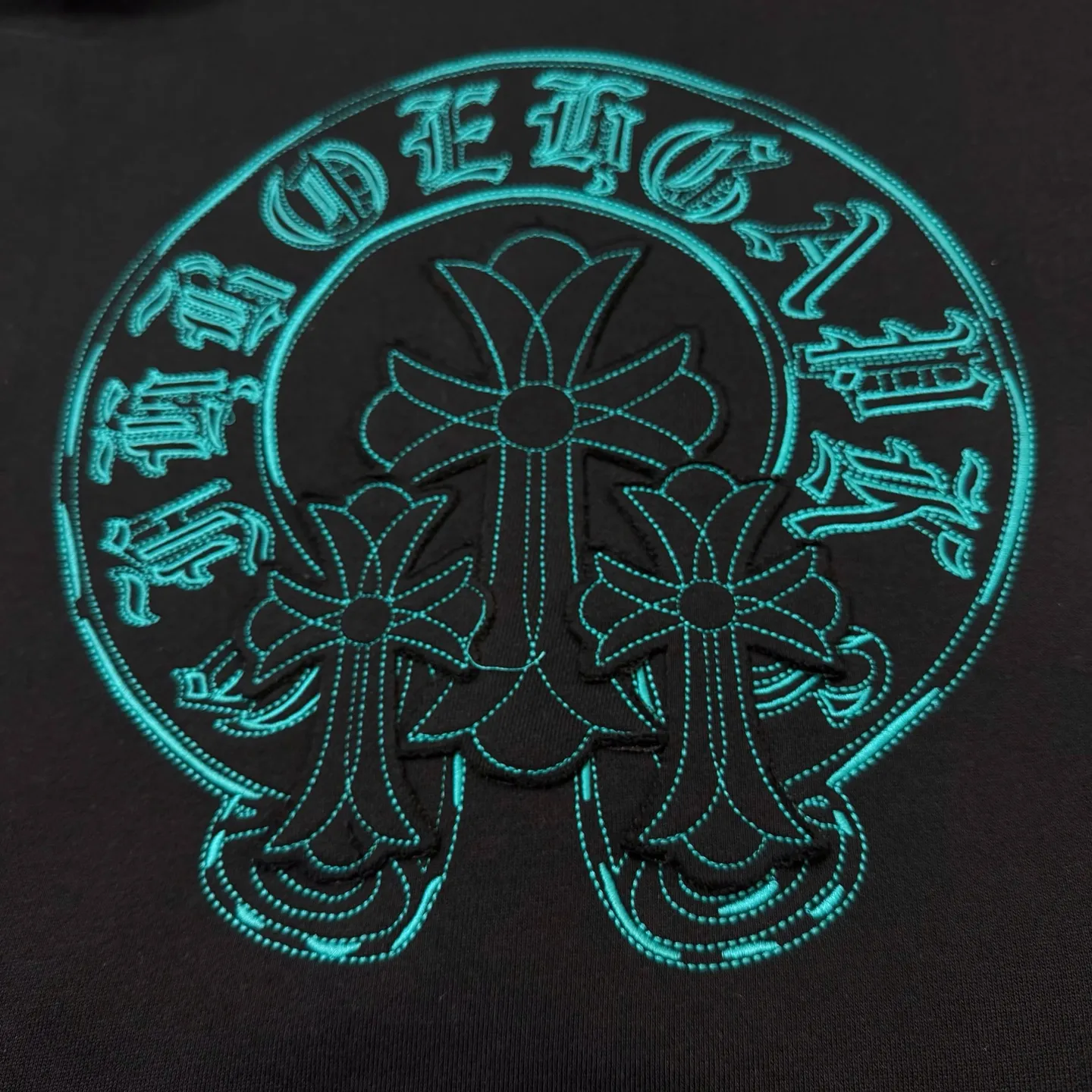 P320 Chrome Hearts large label embroidered hooded jacket ChromeHearts counter, made of 430g double-strand double yarn pure cotton terry fabric, original custom hardware zipper, details restored in place, very textured on the handle, three-dimensional and atmospheric, versatile and easy to wear in autumn, simple and elegant, using os version The upper body effect is very good, suitable for all body types, soft and comfortable, CH Sanskrit embroidered letters on the front ➕ Horseshoe Sanskrit large leather label on the back The small mark on the hem is the finishing touch. It is machine washable. It will not fade or deform. It has complete accessories. Original mold opening. Perfect restoration. ZP 2:1. Same style for men and women. Versatile and not picky. Size: s m l xl. Color: black